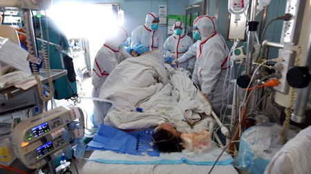 Các bác sỹ điều trị cho một bệnh nhân nhiễm virus cúm gia cầm H7N9.